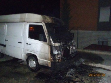 Il furgone Mercedes danneggiato dall'incendio